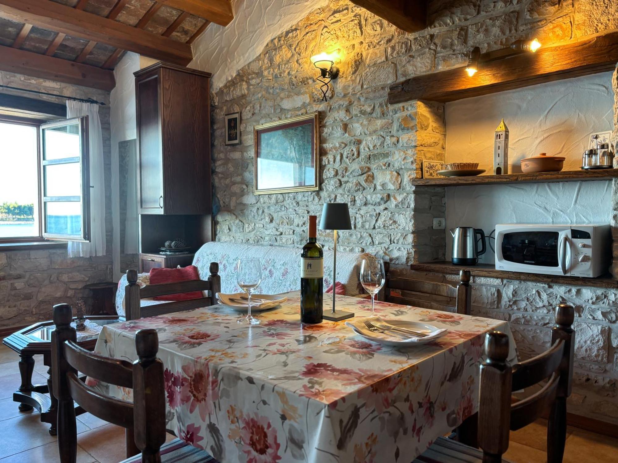 City Center Coastal Escape - Apartments With Sea View Or Cozy Room Novigrad  Екстер'єр фото