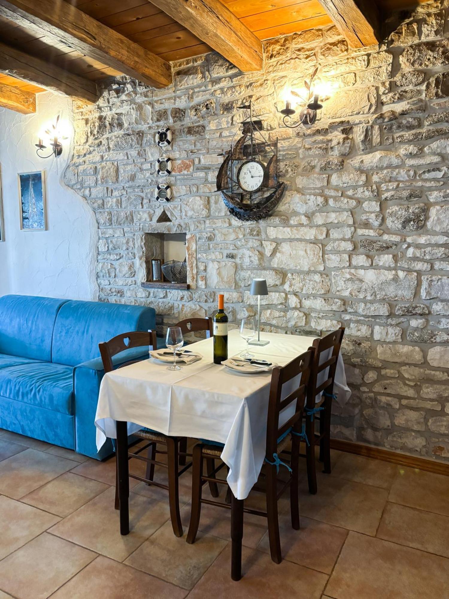 City Center Coastal Escape - Apartments With Sea View Or Cozy Room Novigrad  Екстер'єр фото