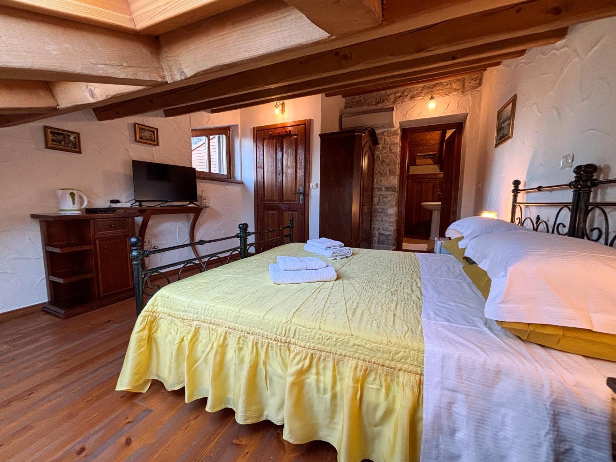 City Center Coastal Escape - Apartments With Sea View Or Cozy Room Novigrad  Екстер'єр фото